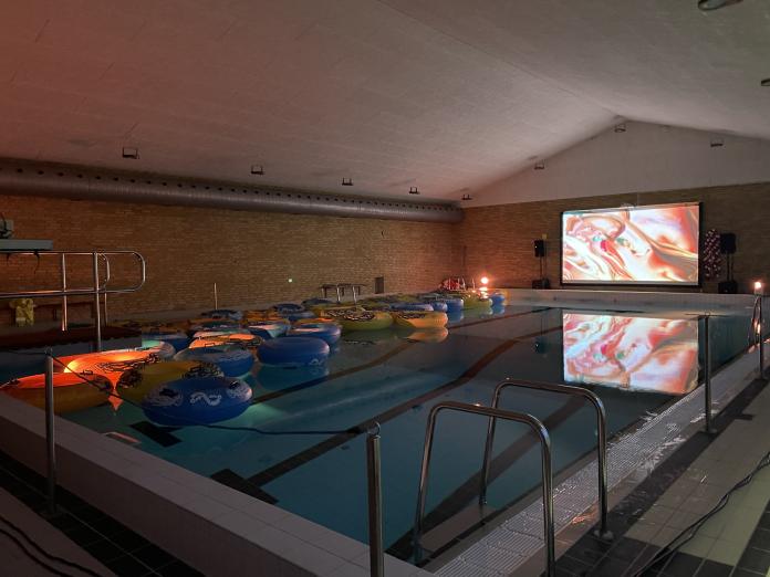 Svømmehallen på Rymarksvej med filmlærred og baderinge